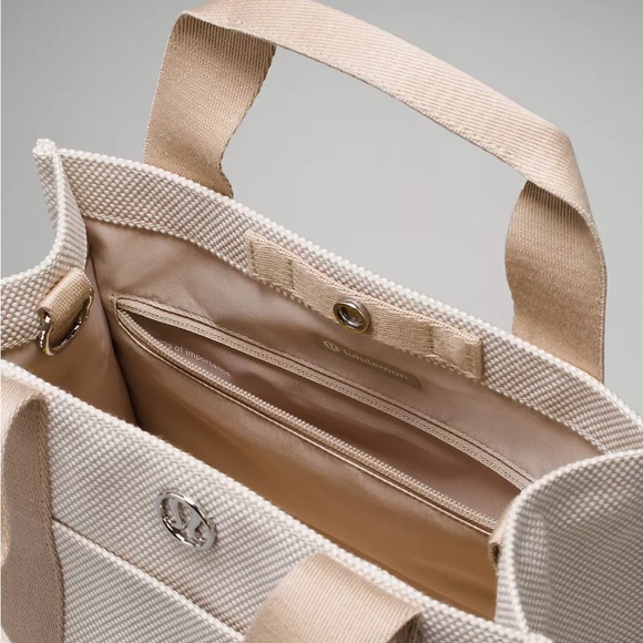 Lululemon Two-Tone Canvas Tote Bag
Mini 4.5L- Mojave Tan/Light Ivory - Picture 4 of 6